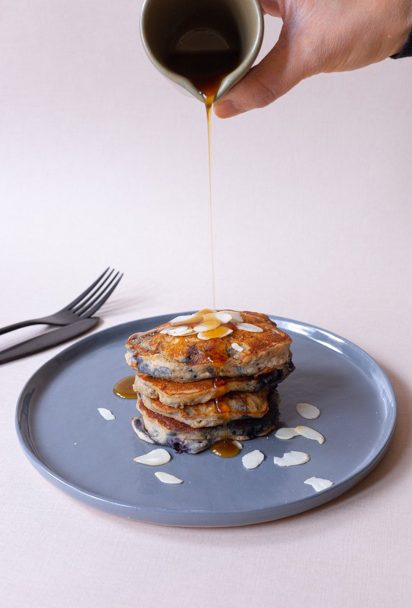gingernchorizo's tweet photo. I always found pancakes difficult to photograph, and I didn’t know how to make it looked delicious🤔. But I realised the only way to better my skill is to overcome my fear, so I spent the whole morning photographing this stack of blueberry pancakes #foodphotography https://t.co/OiXLlODA4Y
