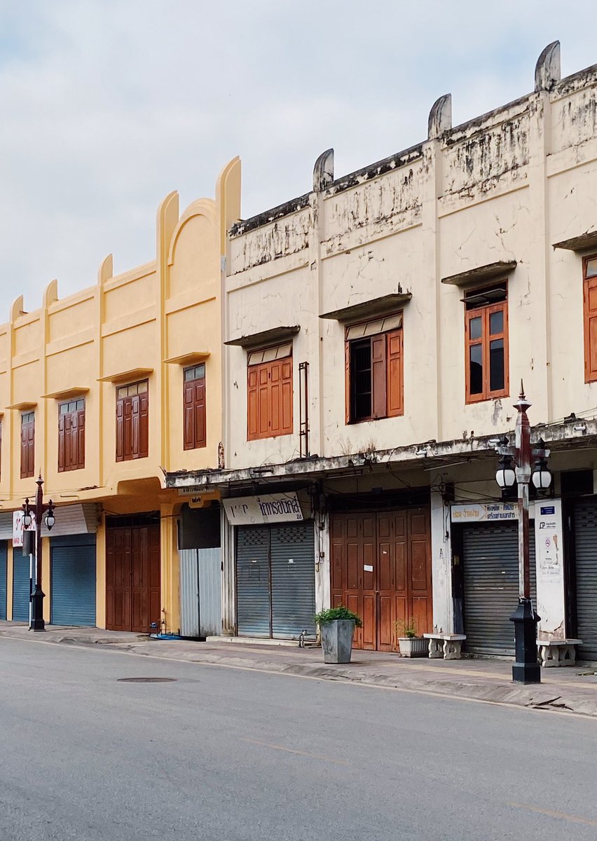 hiddenthread_'s tweet image. ตึกเก่าแถวตัวเมืองลำพูน สวยมากกก!!  เดินดูเพลิน ไม่มีสายไฟให้รกสายตา 😎