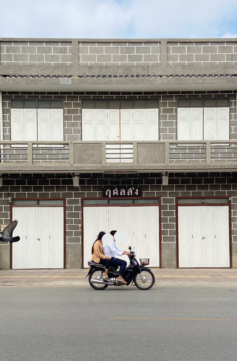 hiddenthread_'s tweet image. ตึกเก่าแถวตัวเมืองลำพูน สวยมากกก!!  เดินดูเพลิน ไม่มีสายไฟให้รกสายตา 😎