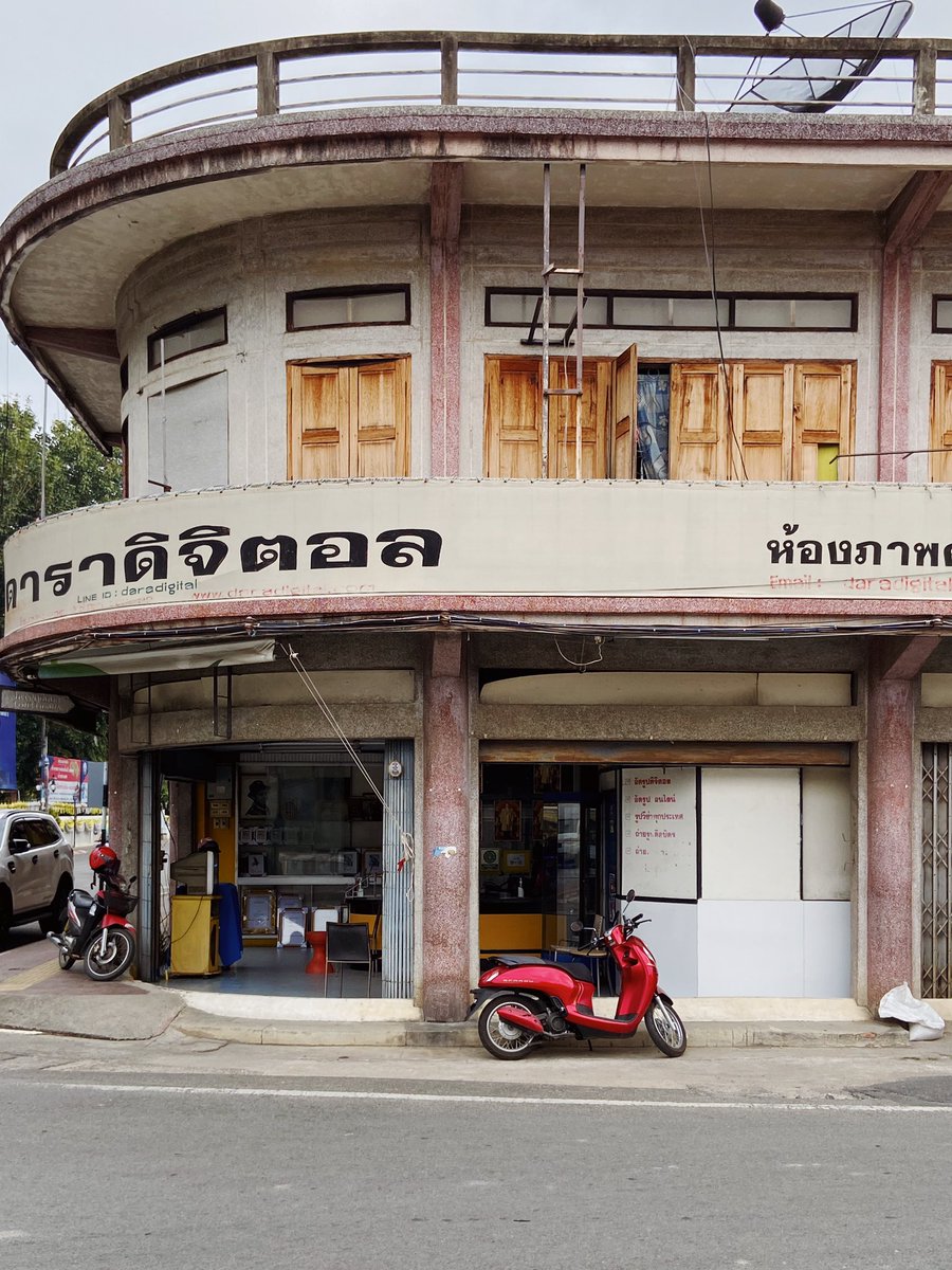 hiddenthread_'s tweet image. ตึกเก่าแถวตัวเมืองลำพูน สวยมากกก!!  เดินดูเพลิน ไม่มีสายไฟให้รกสายตา 😎