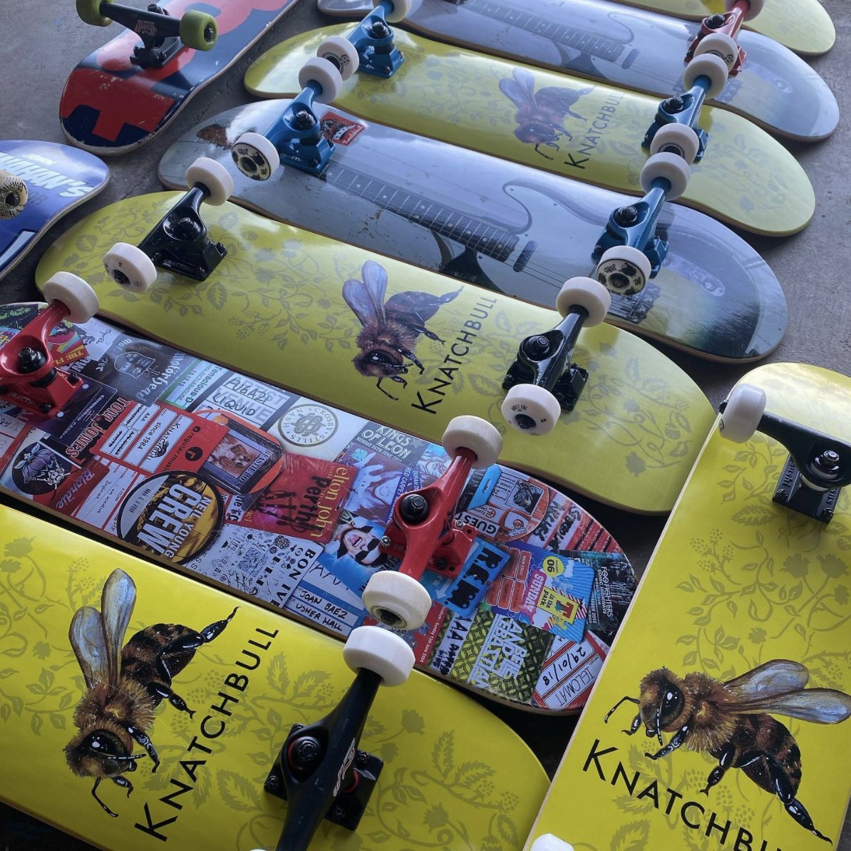 Creative_Dundee's tweet photo. Do you know a kid that’s looking to get into skateboarding but can’t afford a setup? Or maybe they have a board but it’s a bit rubbish and holding them back?

@MickeyFenton1 and The Bonny Company have skateboards to give out to kids in/around Dundee! 🛹

https://t.co/tVArcosCHm https://t.co/eCWH5qjvFj