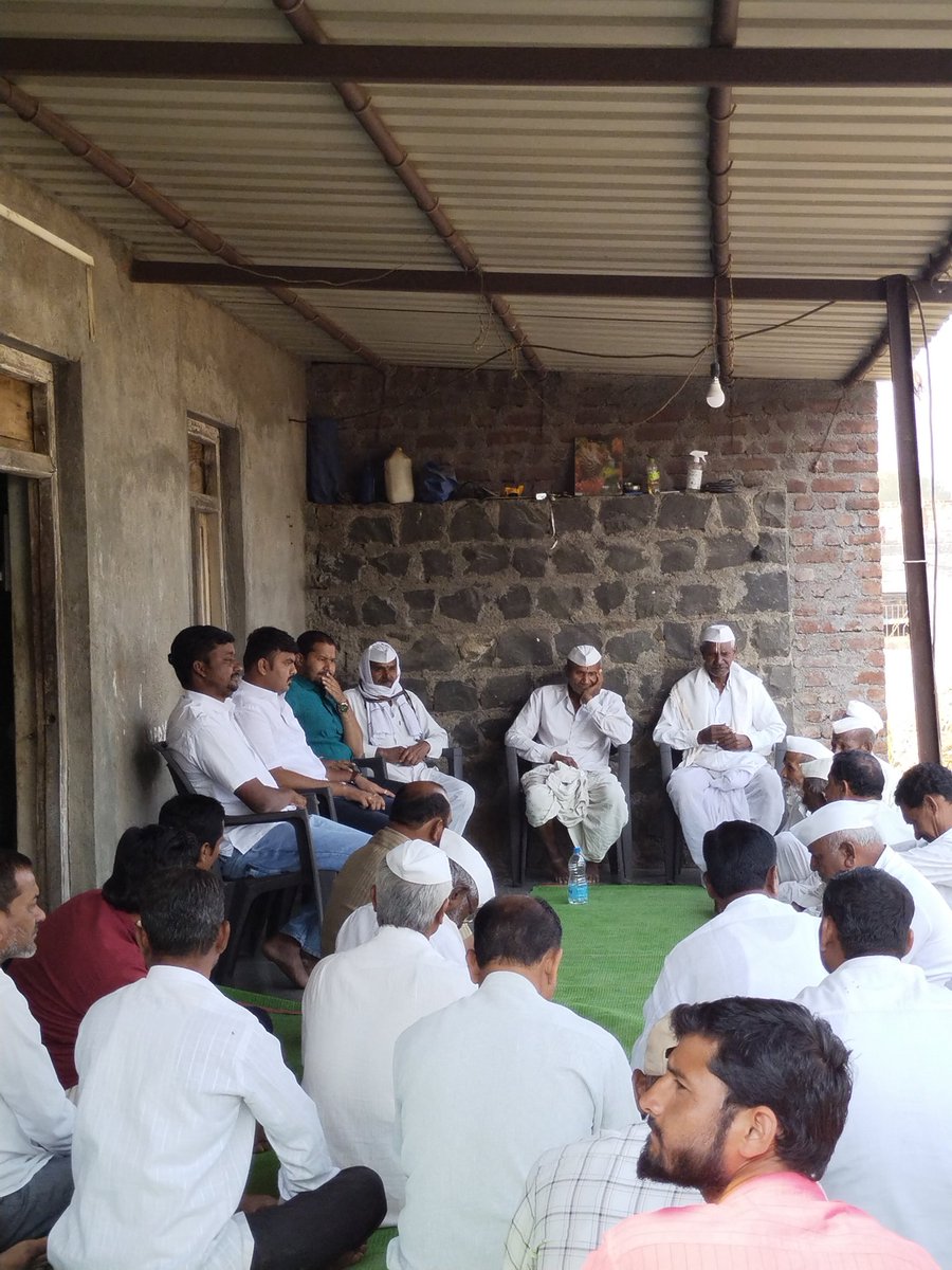 Digvijay4Youth's tweet photo. सावडी गावात सदिच्छा भेट दिली.

यावेळी वडीलधाऱ्या मंडळींसोबत तसेच युवा सहकाऱ्यांसोबत एकत्रित चर्चा केली. त्यांच्यासोबत नव्या जुन्या आठवणींची सांगड घालत गप्पांची मैफिल रंगली.

#karmala https://t.co/vSAxXhfKyQ