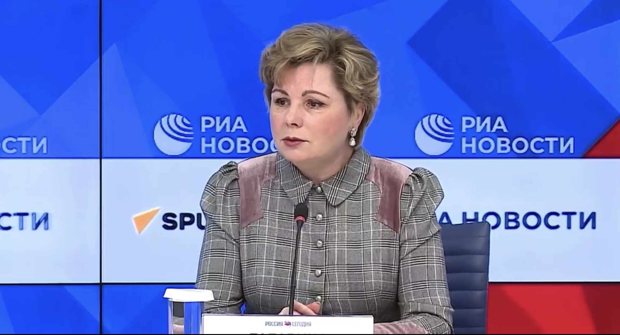 Дочь Юрия Гагарина установила в аэропорту "Гагарин" памятный знак