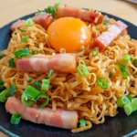 ベーコンが入っていて、食べたときの満足感が大きそう!「チキンラーメン」のアレンジレシピ!