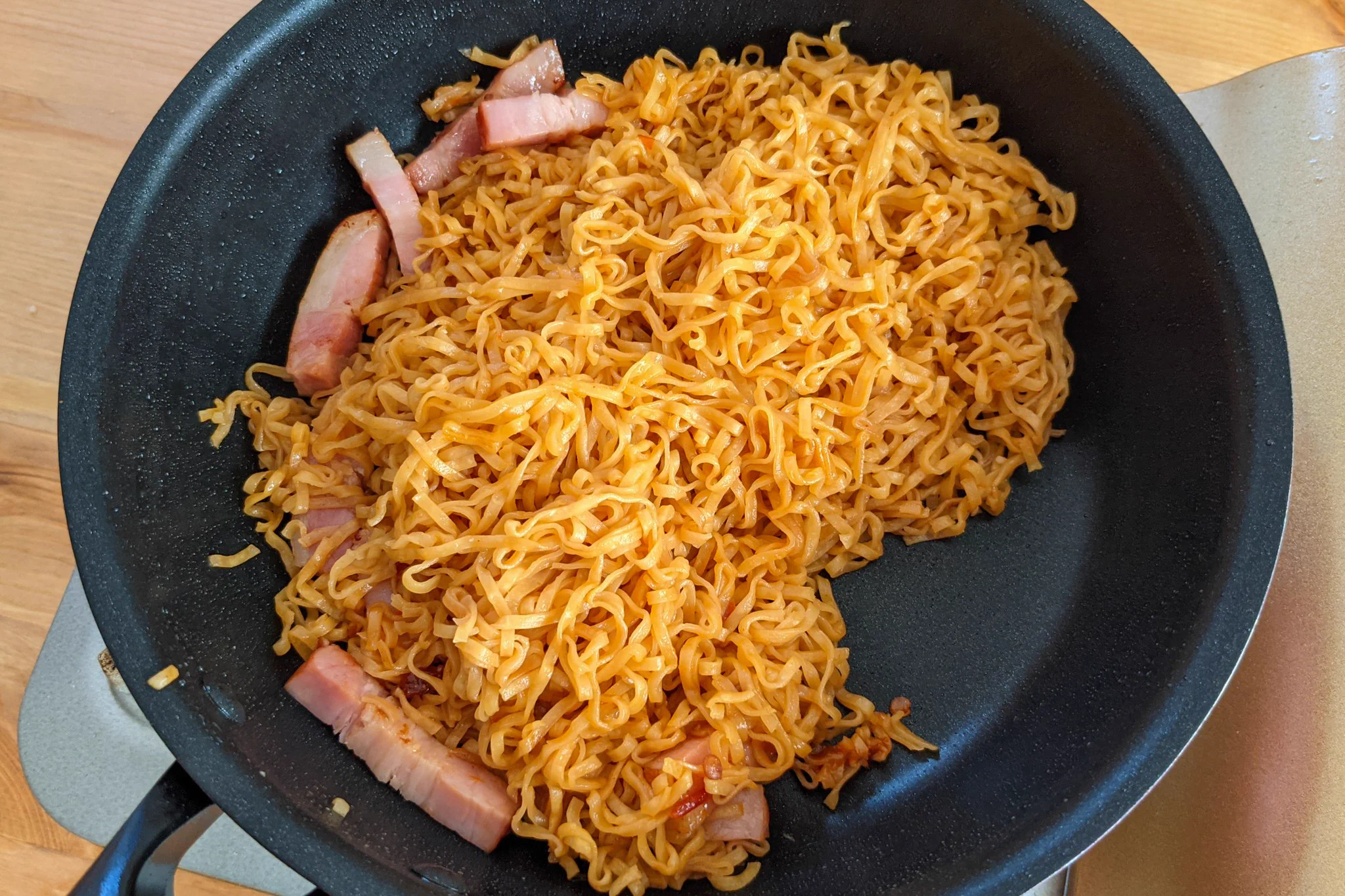 ベーコンが入っていて、食べたときの満足感が大きそう！「チキンラーメン」のアレンジレシピ！