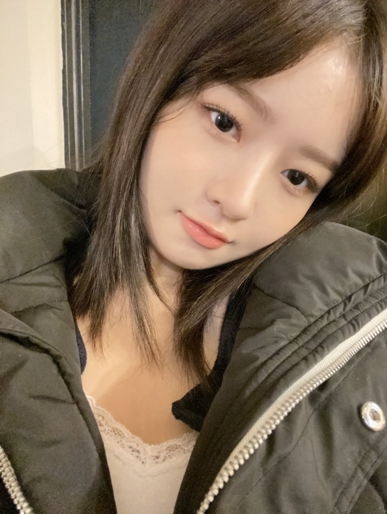 picsnaoirei's tweet photo. she don't have bangs https://t.co/rV6w2TAyHq