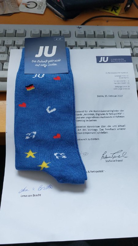 <a href="/MNeumeyer/">Maximilian Neumeyer</a> <a href="/Junge_Union/">Junge Union Deutschlands</a> Dieses Dankeschön für einen Vortrag bekommt bei mir einen Ehrenplatz. Voll für die Füße :)