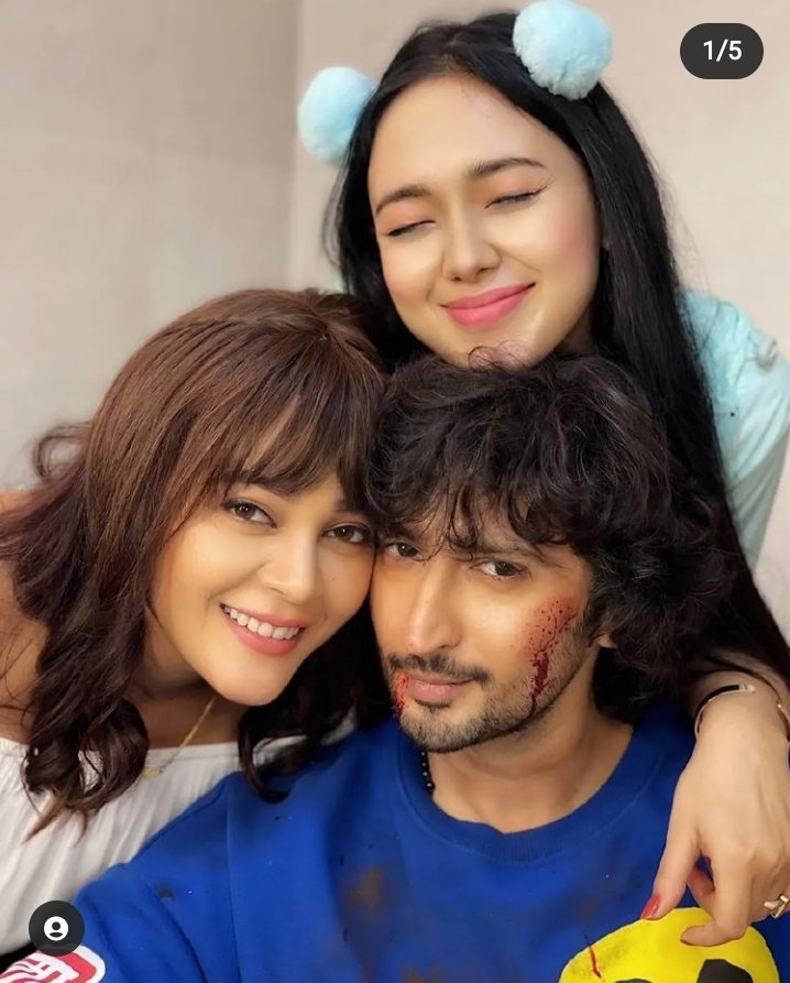 happy_escapism's tweet photo. These pictures made me so happy 🥺❤
Missed this gang a lot 💕

#ZiddiDilMaaneNa #KunalKaranKapoor #KaveriPriyam #Nirisha #ZiddiDilMaaneNa https://t.co/8gbY5uMfMk