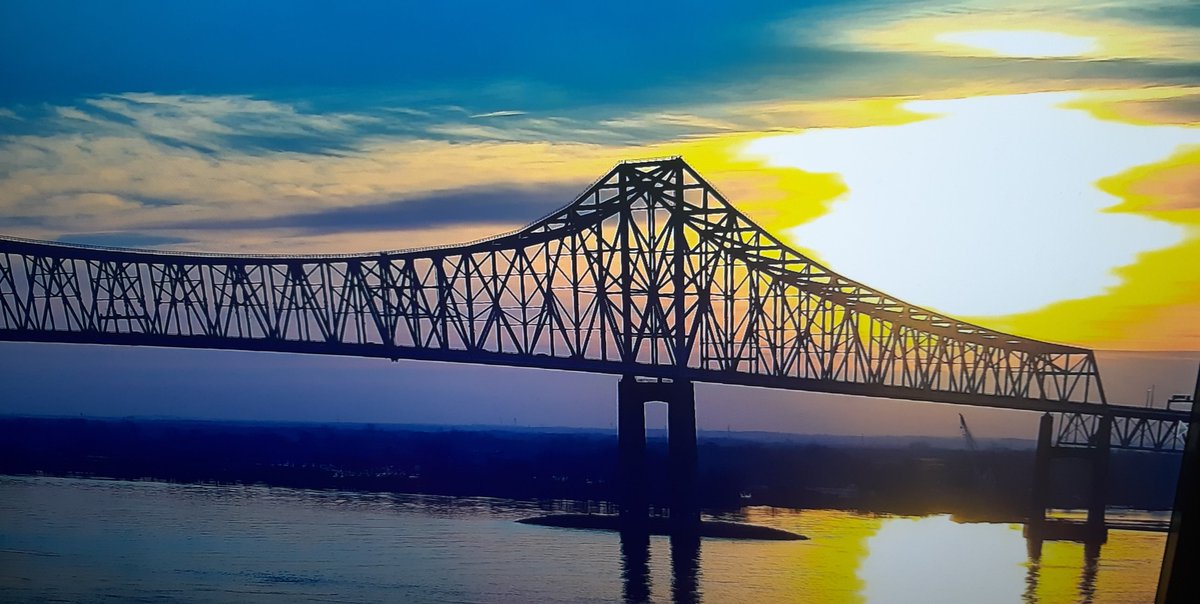 JasonLeeOnAir's tweet photo. Another gorgeous sunrise over the #CommodoreBarryBridge.  Have a great day friends! News, weather, traffic, and fun on @phl17 til 9am. https://t.co/eQyB8BjvF9