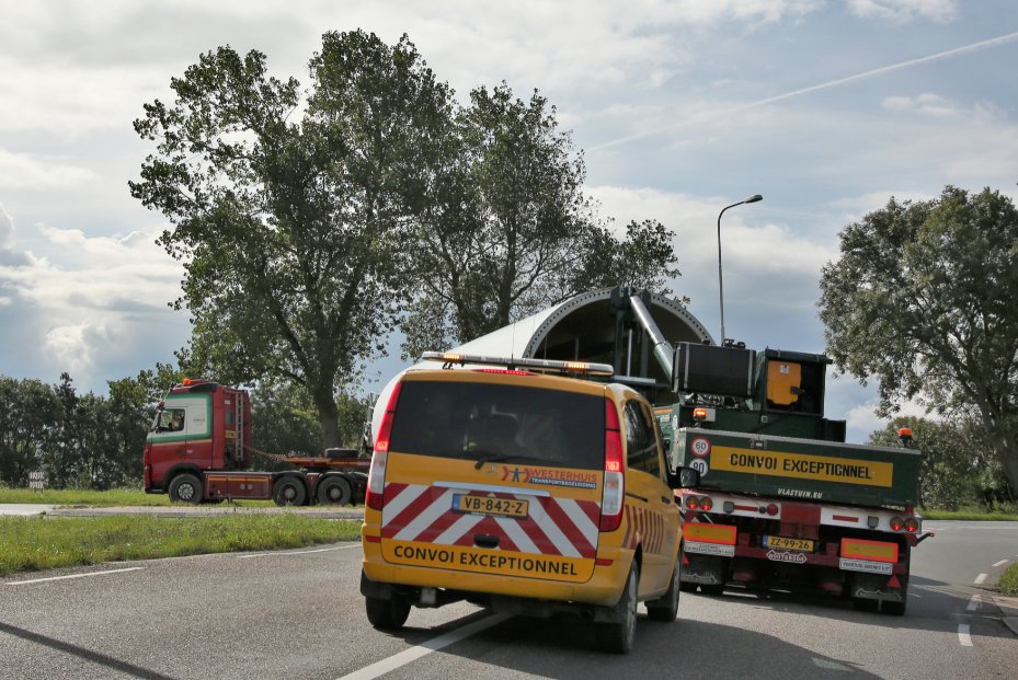 Morgen rijdt een dieplader via Flevoweg, 3e Ebbingestraat, Oranjesingel, Noordweg naar Berklaan en terug. Hiervoor leggen we rijplaten neer, zetten we parkeerplekken af en verwijderen we verkeersborden. Na vertrek van de dieplader op 17/2 wordt de oorspronkelijke staat hersteld.