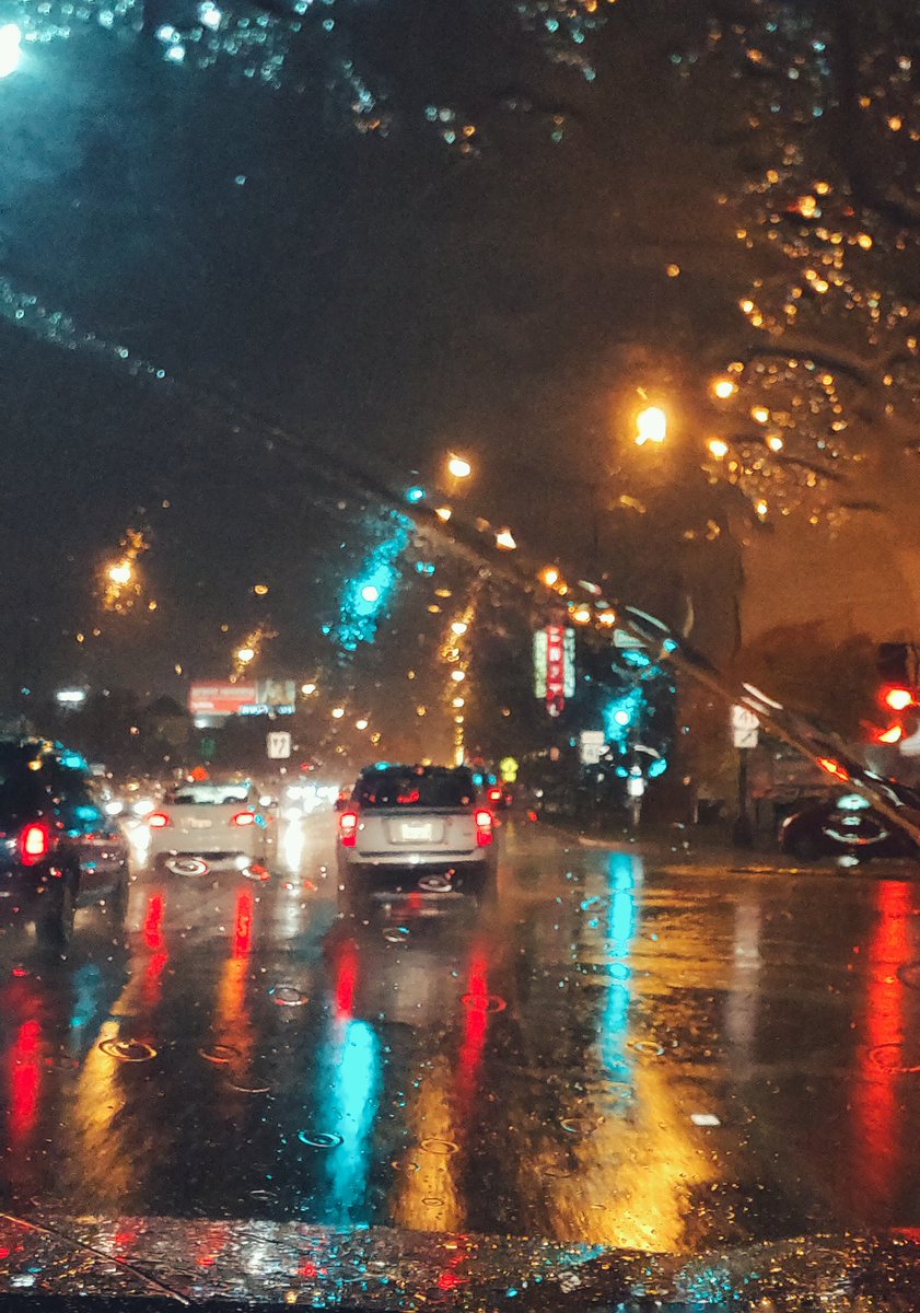 Сегодня ночь дождь есть. Дождь ночью. Машина ночь дождь. Машина ночью на дороге. Ночной город из машины.
