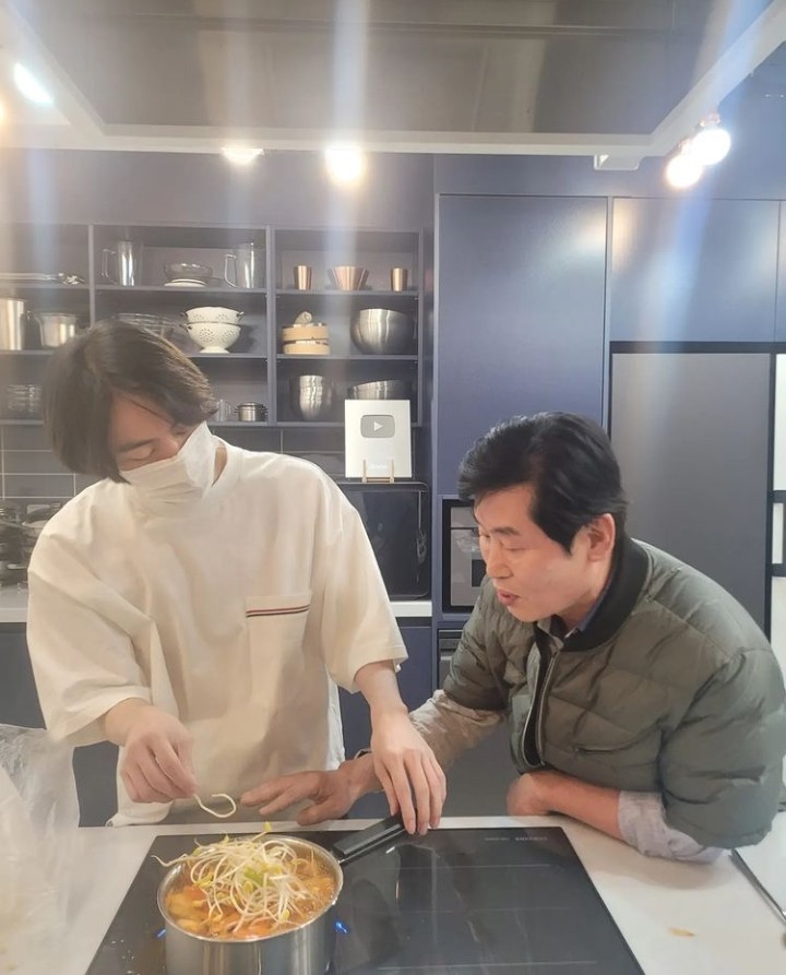 AngieRiCa's tweet photo. la hizo realmente deliciosamente bien ~ ♡ 
#BTS #Seokjin #LikesToCook #LearningToCook #ChefLeeYeonbok https://t.co/ngsgQKKaXo