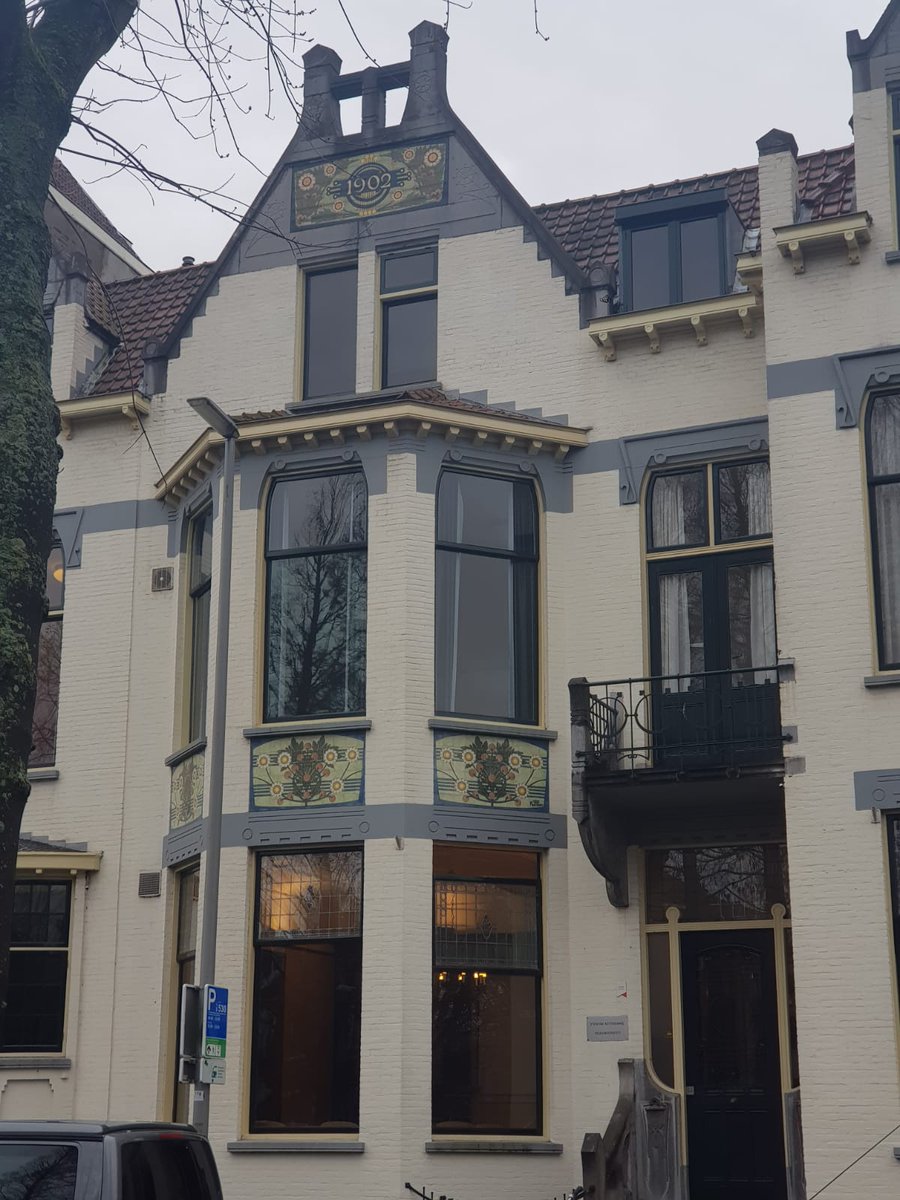 EvelynStrube's tweet photo. OPZOOMER SCHRIJFT MEE
Vandaag aan de schrijf: medewerkers van @opzoomermee. Onze De Schrijfschool leert ze creatief zakelijk schrijven. Op naar nog meer beeldende en overtuigende teksten over jullie goede arbeid, Opzoomer Mee'ers. Dank, ook aan Volksuni 010 voor de sjieke zaal. https://t.co/5MTrEjLs5d