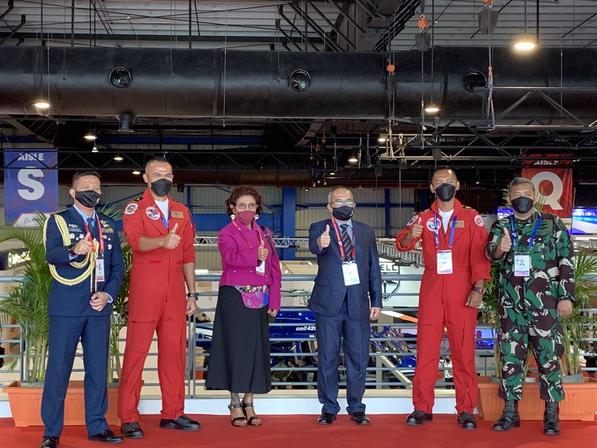 DubesRI_SG's tweet photo. Dukung dirgantara Indonesia 🇮🇩 
Dalam event Singapore Airshow #SingaporeAirShow2022 #airshow #RISing #ptdi #TNI #IniDiplomasi #NegaraMelindungi #jupiterteam https://t.co/l4aCnTnbks