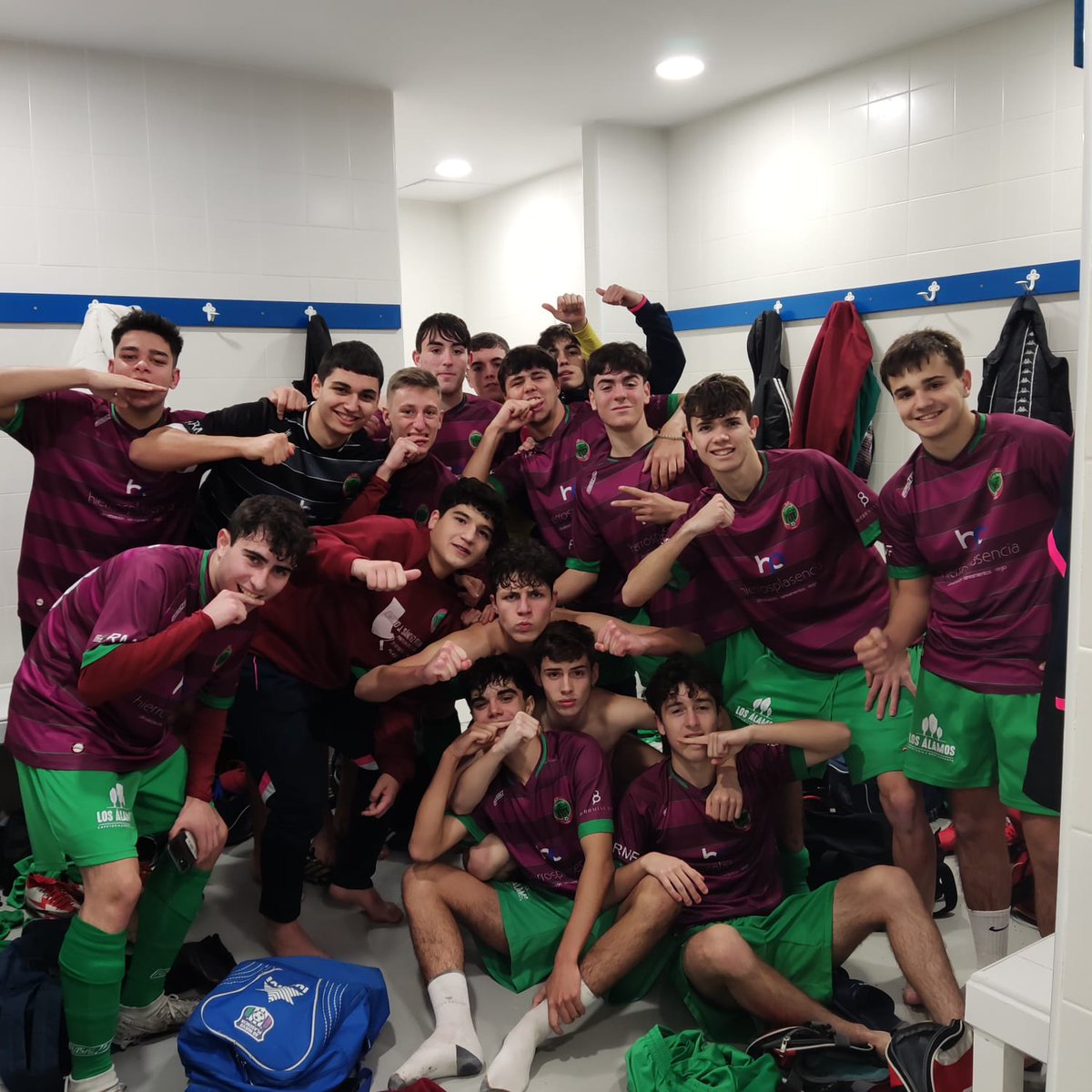 Importante empate el conseguido ayer por el juvenil A en Cáceres frente al Puente San Francisco (2-2) Un punto que sabe a poco por los méritos hechos por nuestro equipo, pero que sirve para seguir sumando e ilusionando.
