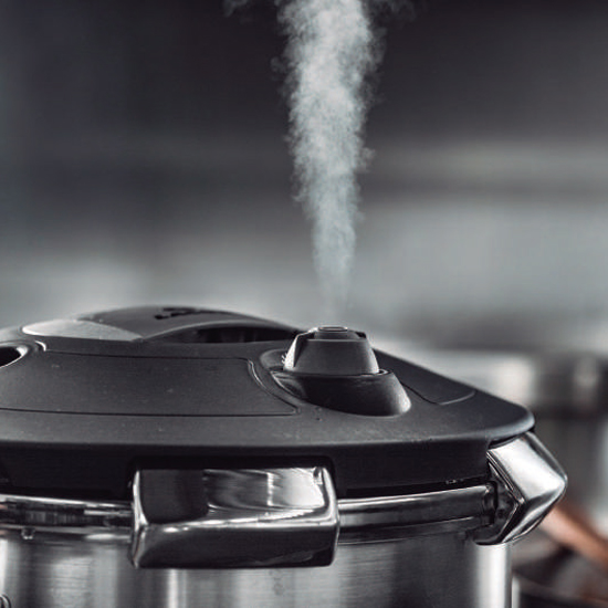 No podemos olvidar otra herramienta indispensable en el #menaje de una #cocina 👨‍🍳. La marca <a href="/lacormenaje/">Lacor Menaje</a> nos presenta sus #ollasapresión con sistema de apertura y cierra con una sola mano 👌 que se puede usar como una #olla normal. ¡Todo son ventajas! dlasl.es/es/wp-content/…