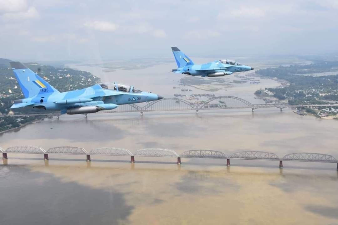 IrrawaddyNews's tweet photo. A junta fighter jet from Mandalay’s Tada-U Air Base crashed on Wednesday morning during a training flight in Sagaing Region. The pilot's body was reportedly recovered from a lake, said locals. 

#WhatsHappeningInMyanmar https://t.co/RLEy61h21x