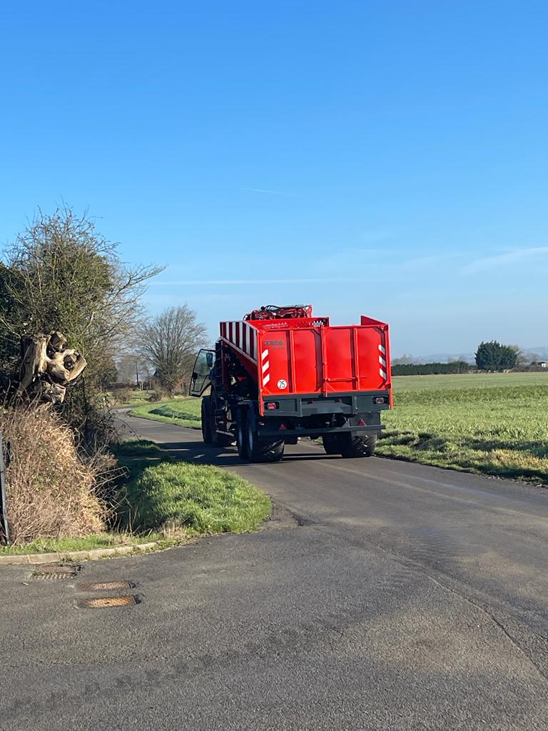 The new DOWNS GEO DTX is approaching!
Fix chassis, wheel drive, hydraulic foldable side,...
An innovative and performant transborder for potatoes, onions,...thanks to its unique cleaning unit
#innovation #performance