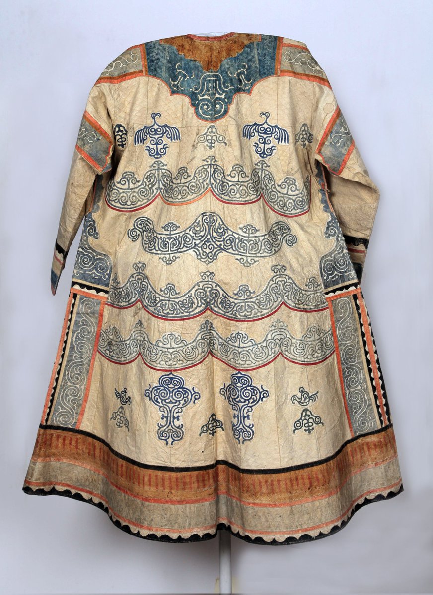 Одежда из рыбьей кожи

Незаменимым материалом для повседневной, промысловой и праздничной одежды у народов Дальнего Востока была рыбья кожа. Для этого использовалась кожа рыбы крупных лососевых пород. 

На фото:
Праздничный женский халат. 
Нанайцы. 
Приморская обл. Конец XIX века