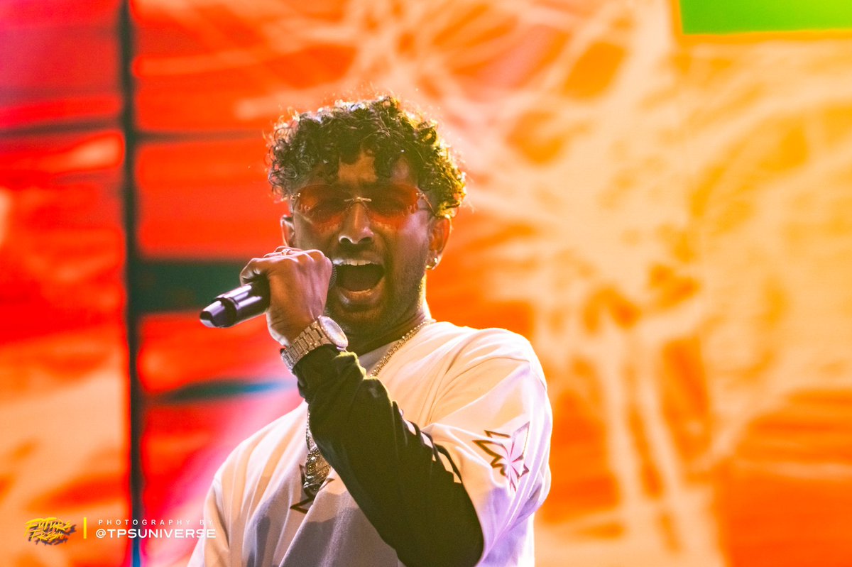 TheIncMY's tweet photo. Well, hip hop is what makes the world go round 🎤

@plstc_co @HitmanSolutions @manneesh6 @mavindblaze @vrisnaan 

📷 : @tpsuniverse

#futurefreshlive2021 #futurefresh #tamizhhiphop #theincmy #manneesh #mavind #vrisnaan https://t.co/gmFsNGlMa7