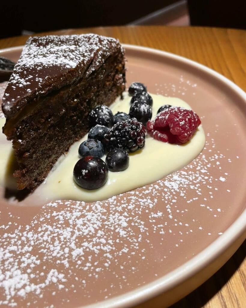 🤎 La torta Sacher ! 

E’ possibile che qualcuno non la conosca ?

Di origine austriaca, e’ la torta al cioccolato più famosa al mondo.

Pan di Spagna al cioccolato leggero, marmellata di albicocche. Il tutto ricoperta da una generosa  glassa al ciocc… instagr.am/p/CaCA5Beok3A/