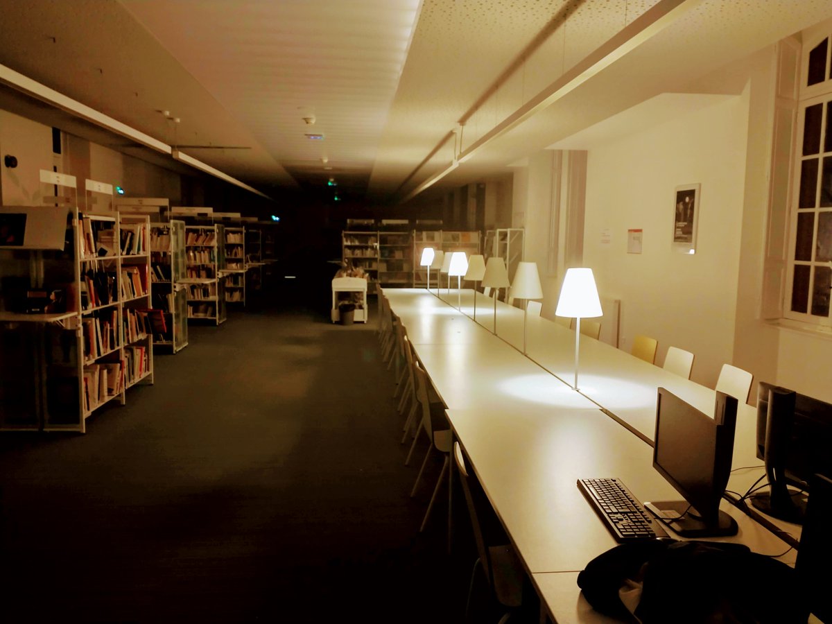 Première Nuit de la Lecture du lycée Saint-Sernin
Mardi 15/02, le CDI a accueilli en nocturne les internes du lycée pour partager le plaisir de lire à voix haute (et en musique...) les textes que l'on aime, à la lueur des lampes frontales