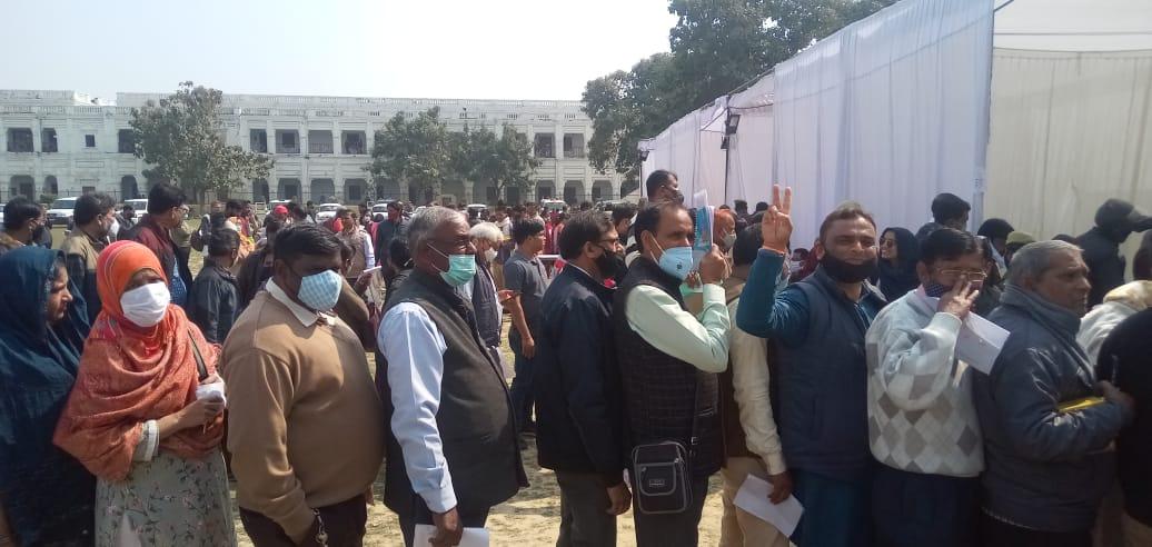 Sudhanshu9uppss's tweet photo. लखनऊ में बैलेट पेपर से मतदान करने ���ेतु, शिक्षक और कर्मचारियों का उमड़ा जन सैलाब। https://t.co/5sGrCj1H32