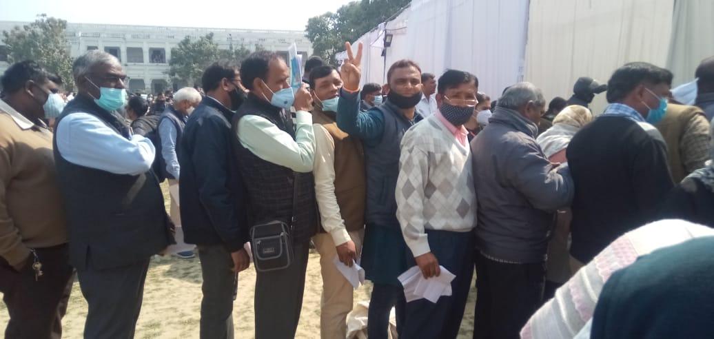 Sudhanshu9uppss's tweet photo. लखनऊ में बैलेट पेपर से मतदान करने ���ेतु, शिक्षक और कर्मचारियों का उमड़ा जन सैलाब। https://t.co/5sGrCj1H32