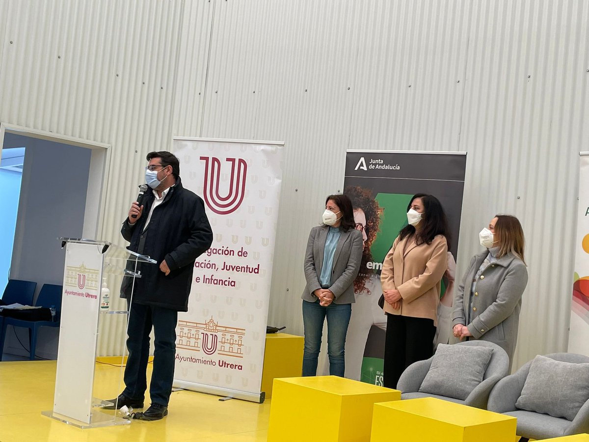 cadesevilla's tweet photo. 🔛🔥Da comienzo el #hackathonutrera Intercentros de Utrera, de la mano de Silvia Ramos Dir.ª @ies_poncedeleon, Marisol Garrido Coord.Terr. @InniciaAnd  de la @EducaAnd, José María Villalobos Alcalde de @CiudadUtrera y @Fersaimar Coord. técnica de @aemprende.

#territorioemprende https://t.co/9QxOI208jN