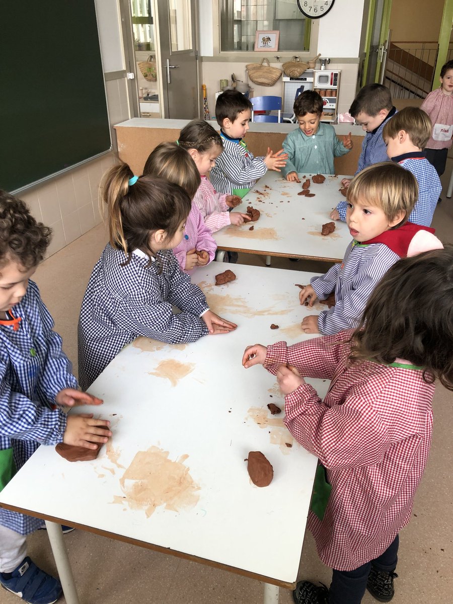 SalesiansMAT's tweet image. #P3EP 🎨 Creem figures amb fang! Ens embrutem les mans per posar en pràctica la nostra creativitat.