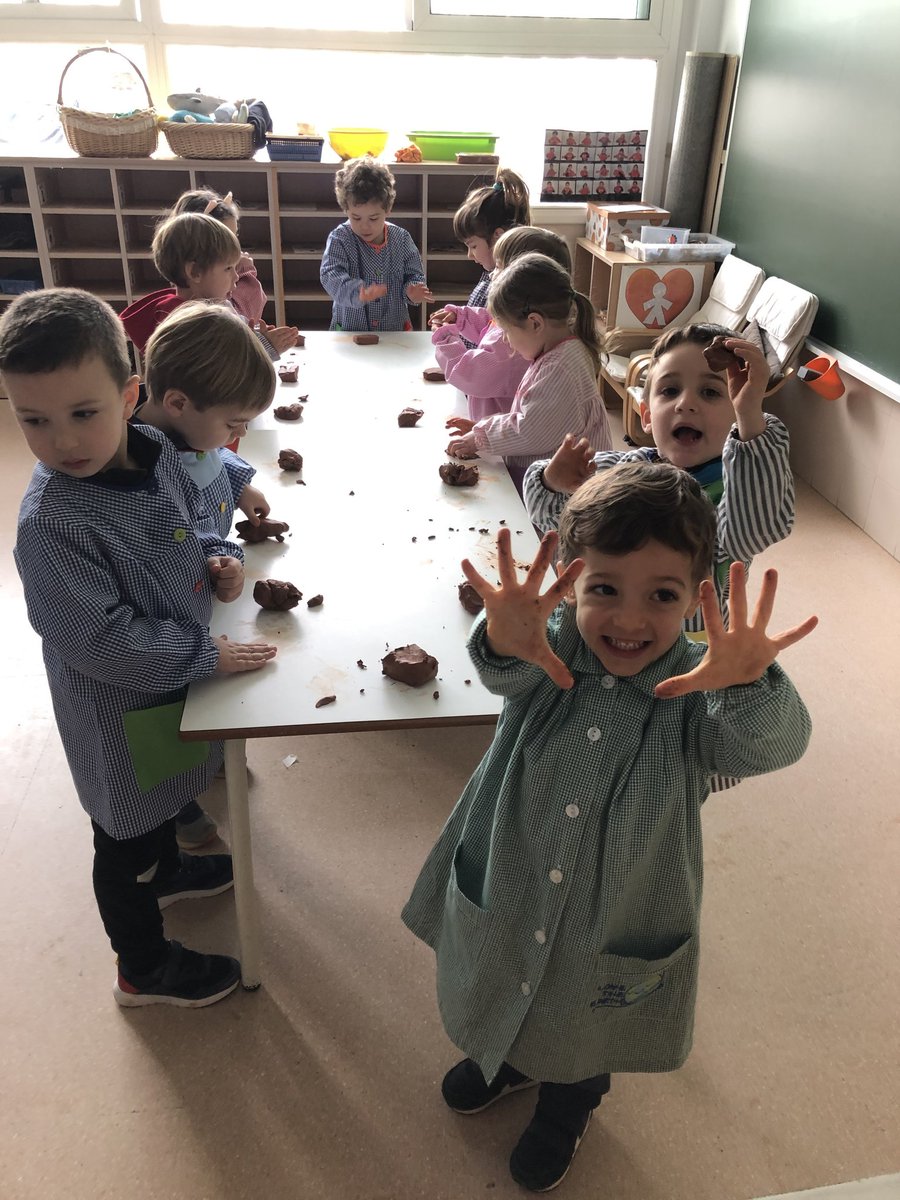 SalesiansMAT's tweet image. #P3EP 🎨 Creem figures amb fang! Ens embrutem les mans per posar en pràctica la nostra creativitat.