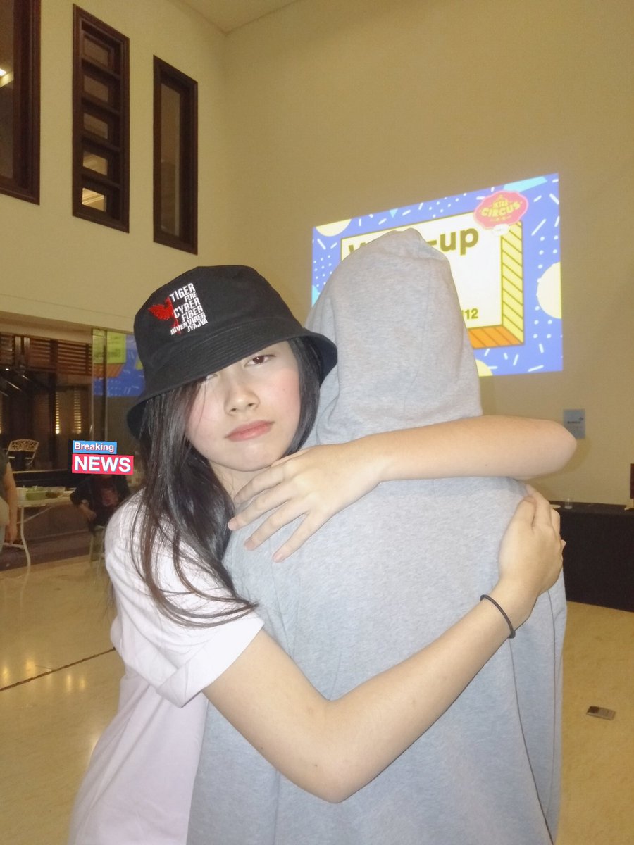 mkdfi21_'s tweet photo. #Tebakmember yang dipeluk jessi @C_JessiJKT48 🤣 https://t.co/WJs5vTaJCr