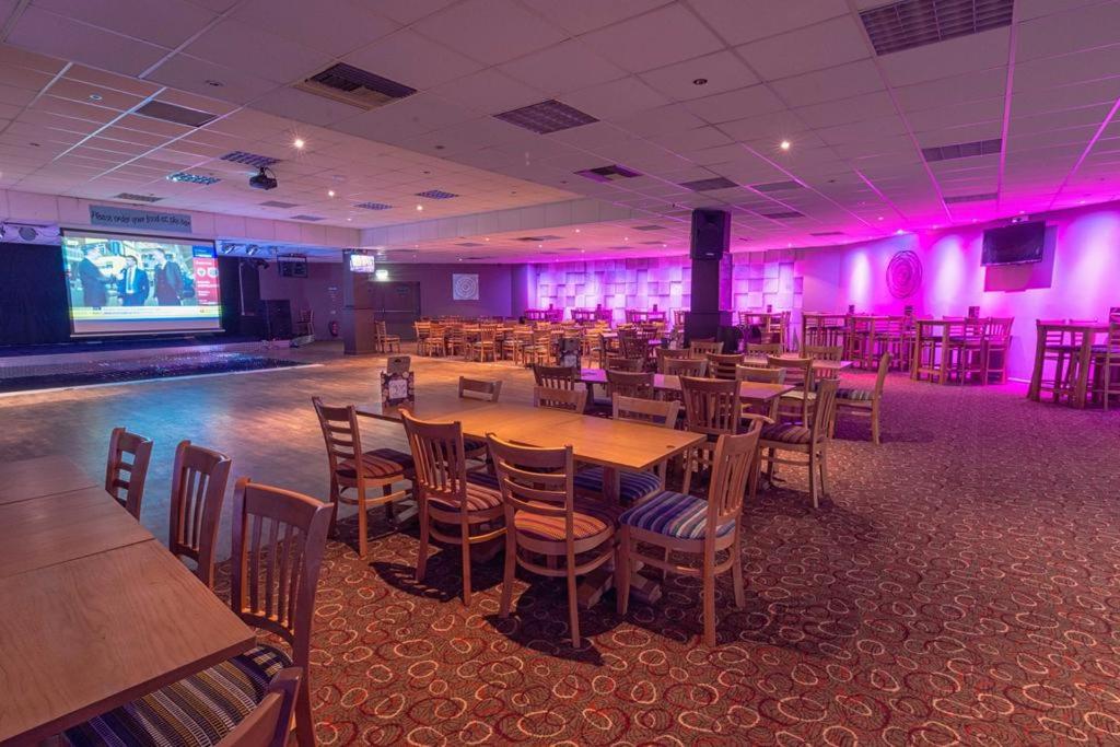 JonathanMarkUK's tweet photo. Another new venue for me tonight, as I travel to Newquay to entertain at Newquay Bay Holiday Park for the @VernAllenAgency ๐ค ๐ถ ๐ธ
#Entertainment #JonathanMarkVocalist #NewquayBay #VernAllenGroup https://t.co/6vQN5f9PG5