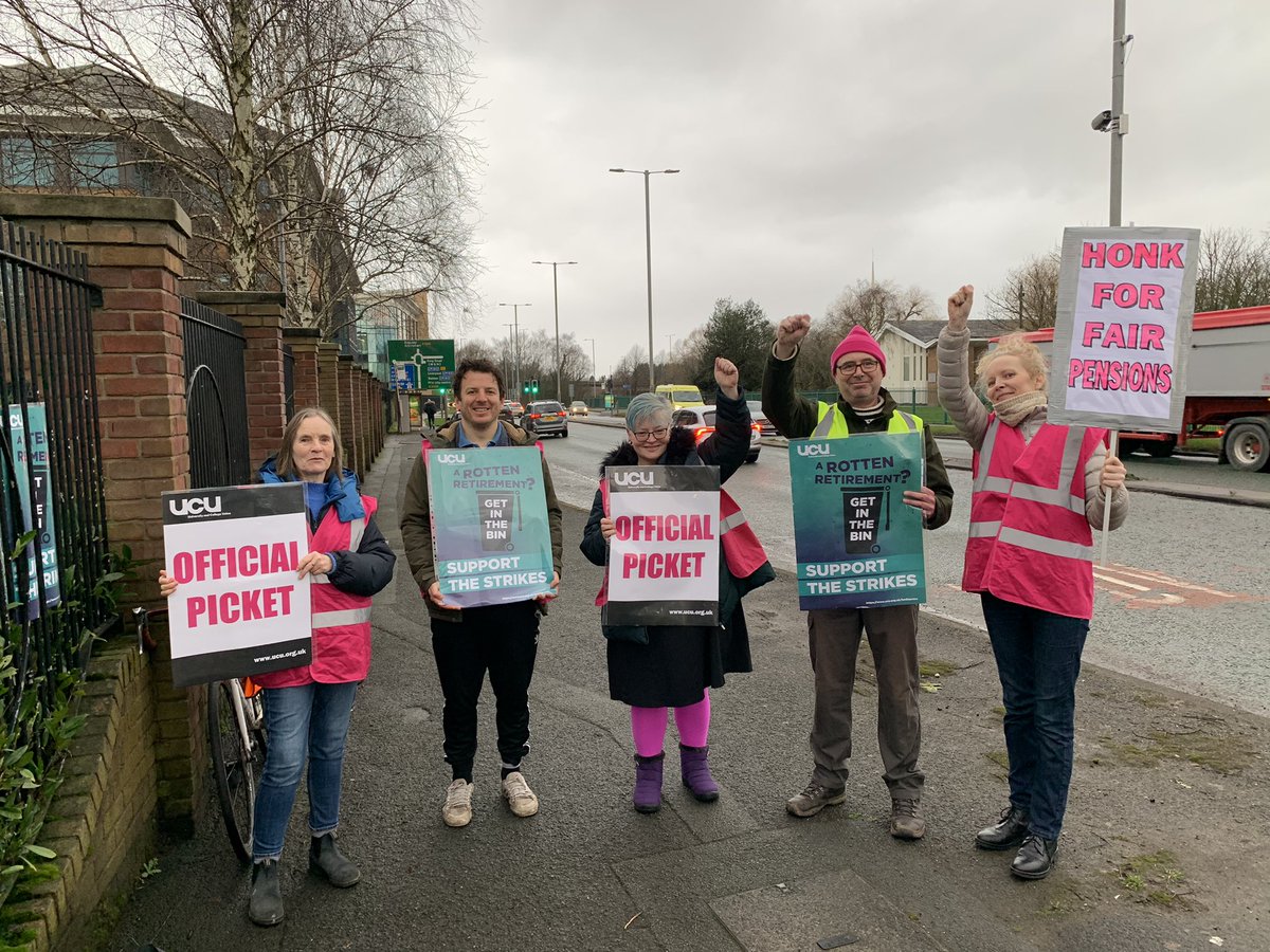 oubucu's tweet photo. Greetings from Manchester 
#UCUstrike #OneOfUsAllOfUs #oufamily https://t.co/UBZyBoyIbh