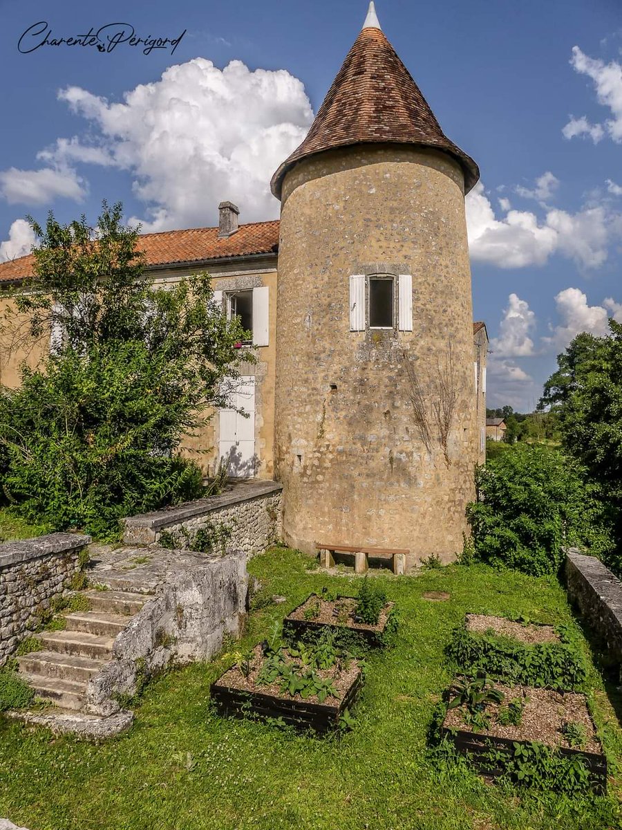 Du vieux château de Blanzaguet-St-Cybard (Charente), datant du XIIe, ne subsiste que la tour des Poitevin, anciens seigneurs des lieux, celui-ci date principalement du XVIe et de la famille Galard de Béarn.

#MagnifiqueFrance @LesCharentes #photographylovers #tourisme <a href="/CHistoire/">Châteaux & Histoire</a>