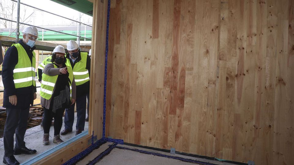 vozdesantiago's tweet photo. #Ames ya tiene una «passivhaus» de pino gallego (#HijosdeRamonRubal @pinodegalicia #Xilonor @GrupoFinsa #MaderasGoiriz @Xunta) https://t.co/dmKStvnEJs https://t.co/8apqotnGAr