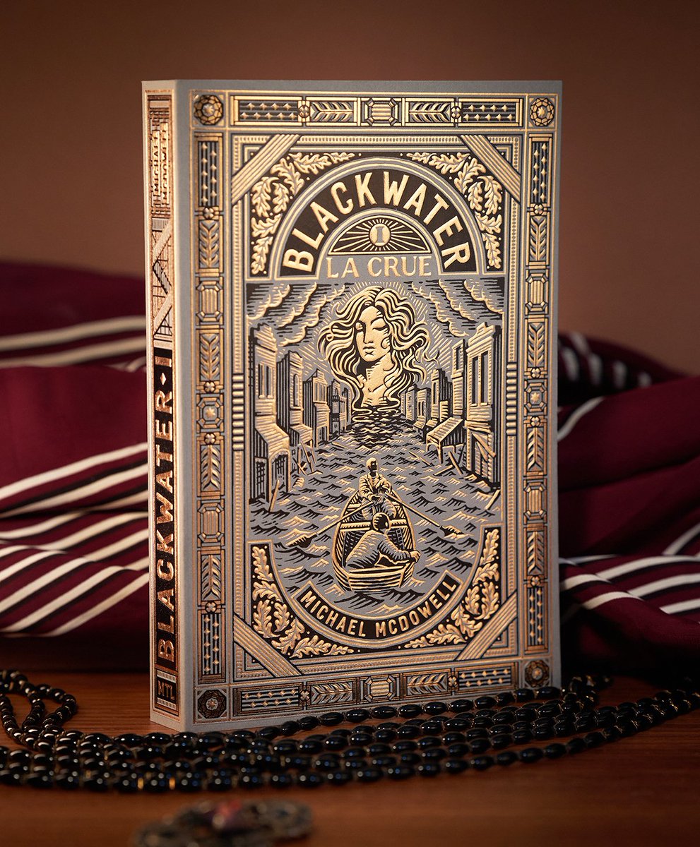 editionsmtl's tweet photo. Voici Blackwater I, La Crue, de Michael McDowell, traduit par Yoko Lacour et Hélène Charrier. Couverture par Pedro Oyarbide. Saga familiale avec une touche de surnaturel et un soupçon d'horreur. Totalement addictif. Disponible à partir du 7 avril. https://t.co/VFNUgObtmH https://t.co/D6NQrhgKf8