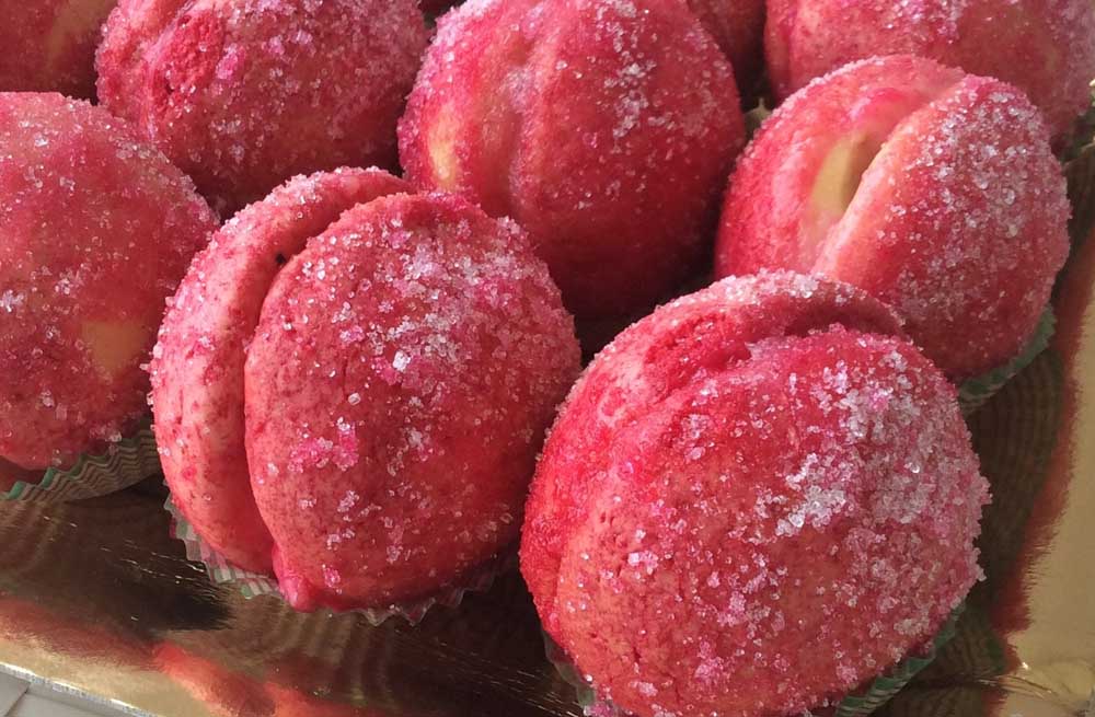 Dolce di carnevale con la differenza che si preparano anche in altri periodi dell’anno: #pesche dolci all'alchermes. Storia, tradizione, ricette...
emiliaromagnavini.it/it/blog/832-lu…