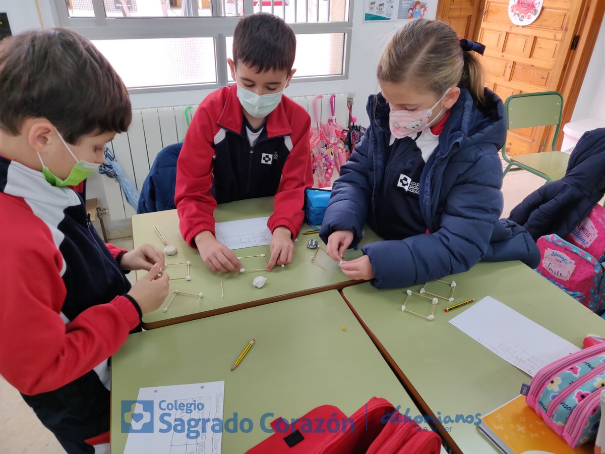 +PRIMARIA. Con el método #Emat 💡, los alumnos de 3º han trabajado el concepto de división ➗ a través de un divertido juego de demostración, donde nuestros alumnos han construido diferentes figuras planas con palillos y plastilina. ¡Qué divertido es aprender jugando!