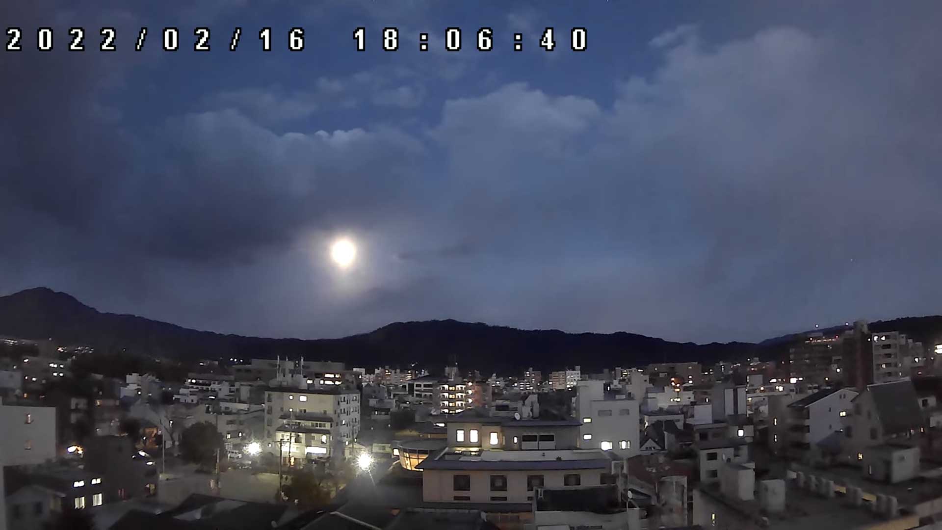 京都新聞 比叡山と大文字山の間から丸い月が上りました 2月の満月は スノームーン と呼ばれます 京都 Kyoto ライブカメラ Live 月 スノームーン 比叡山 大文字山 T Co K80yibqa5w ライブ映像はこちら T Co