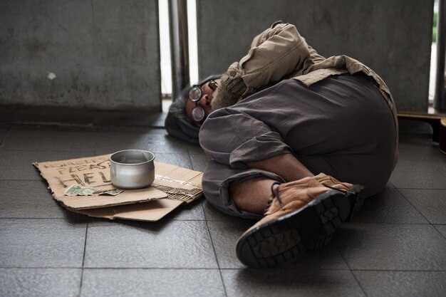 anluma99's tweet photo. Un PP presionado por Vox introduce leyes de castigo contra los pobres: Mendigos, sin techo y prostitutas podrán ser multados con 3.000 euros en Alicante. https://t.co/49qTDTTrHi