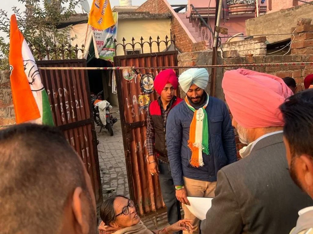 ਵਾਰਡ ਨੰਬਰ 26 ਵਿਖੇ ਮੇਰੇ ਪੁੱਤਰ ਮਨਕਿਰਤ ਸਿੰਘ ਤੇ ਕੌਂਸਲਰ ਸ਼ਮਿੰਦਰ ਮਿੰਟੂ ਜੀ ਕਾਂਗਰਸ ਟੀਮ ਨਾਲ ਚੋਣ ਪ੍ਰਚਾਰ ਲਈ ਪਹੁੰਚੇ। ਇਲਾਕਾ ਨਿਵਾਸੀਆਂ ਸਵਾਗਤ ਕਰਦਿਆਂ ਕਾਂਗਰਸ ਨੂੰ ਜਿਤਾਉਣ ਦੀ ਹਾਮੀ ਭਰੀ।