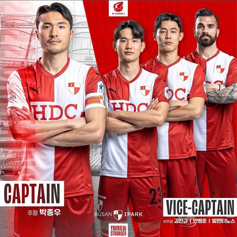 Dowon_Busan_KLU's tweet photo. Busan Ipark announced their captains for 2022 season. Park Jong-woo has been selected for captain two season in a row.

And there is Busan's slogan for 2022 season
"Young and Strong" (hahahahaha)

#KLeague https://t.co/IACICO2sr5