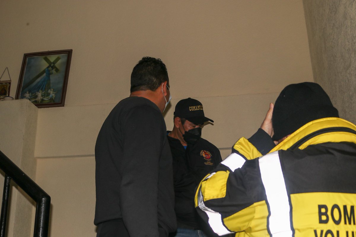 Primer Comandante Giovanni Estuardo Cordón de <a href="/BVoluntariosGT/">Bomberos Voluntarios</a> se presenta a las instalaciones de la 100 compañía para verificar el estado de los elementos de turno.

También verifica el daño ocasionado en el edificio.