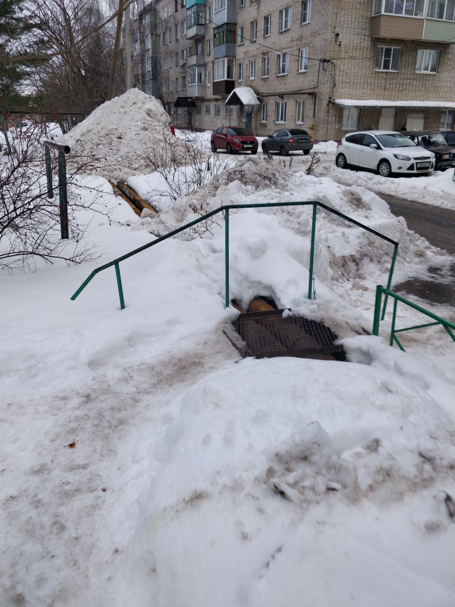 aritter_77's tweet photo. @Tularegion71 Является ли нарушением Правил благоустройства складирование десятков тонн снега в кучи на городских внутриквартальных сетях теплоснабжения?Есть ли угроза повреждения? Г.Суворов ул. Тульская между д. 12 и 13 и ул. Тульская д.15 со стороны гаражей. Прошу принять меры. https://t.co/0b7WdKAj85