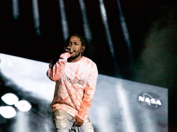 ClashMagazine's tweet photo. Kendrick Lamar goes deep on the making of 'To Pimp A Butterfly' in this excellent new podcast - guests include @flyinglotus, @Thundercat, @rapsody (and more...)

https://t.co/rbcfKrzIDw https://t.co/vemoa3RY7P
