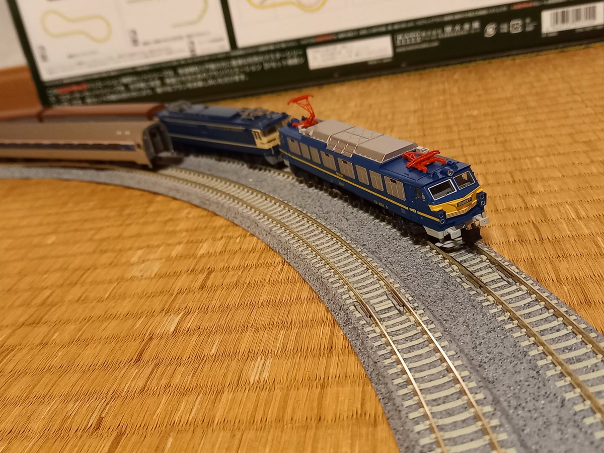 huruyakimiaki's tweet photo. RENFE251+EF65 500(無動回送機)牽引の高速貨物列車(ワキ50000+コキ10000)とASC-64牽引のアムフリートⅠによるノースイースト·リージョン。日米欧カッコ良ければ何でもあり!!軌間(ゲージ)の違い?知りません!! #国境なき運転会 #RENFE251 #Amfleet #ASC64 #EF65 #Nゲージ https://t.co/5nDw7mH7JY