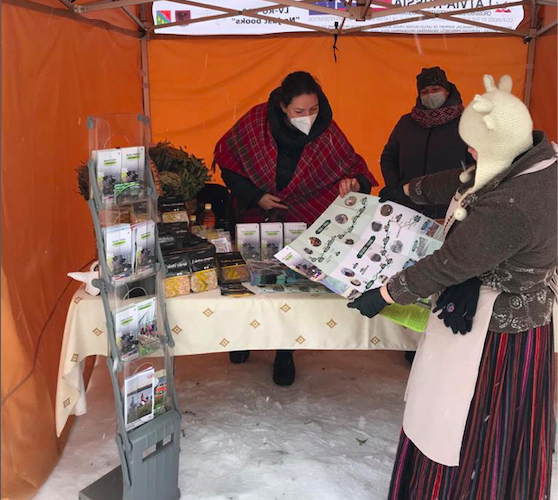 latruscbc's tweet photo. Cycling🚴 &amp; hiking🚶🏽 route #GreenwaysRigaPskov introduced at #Vidzeme tourist market! 🙋‍♀️🎉 @vidzeme_com presented the newly issued maps🗺️ of a 300 km long #latruscbc 🇱🇻🇷🇺 route with the most interesting sights &amp; tourism offers highlighted.🚉🚵🛶🐎⛱️More: https://t.co/gWmZqTEN10 https://t.co/5J1Gq4bUHF