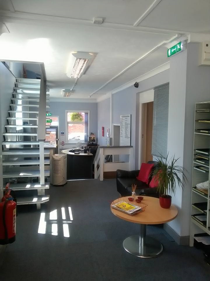 parkfieldbiz's tweet photo. Did you know we also have a nice #meeting room for #rental? Just £20 for a half day including #coffee and #parking ! https://t.co/ns2VwCSgH2 , Oh yes and including our charming receptionists!  impress your clients! info@parkfieldbiz.com to book or view https://t.co/VMUUHpXOX5