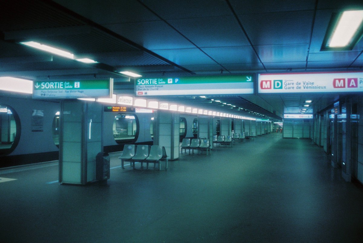 TanguyDlvt's tweet photo. Le métro à l'argentique <3 https://t.co/KSmUDGnOTM
